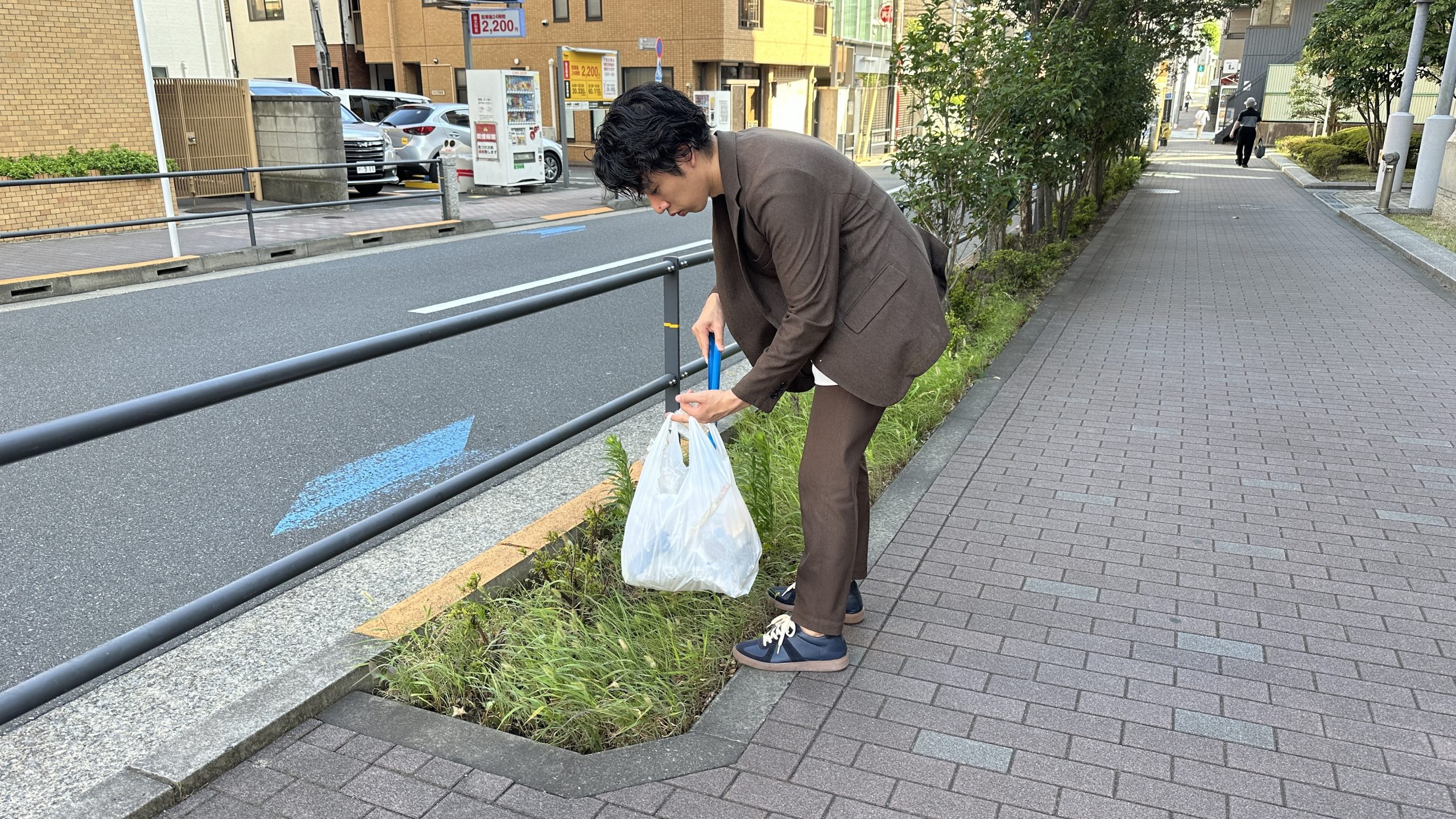 牡丹町商店街でのゴミ拾い活動の写真