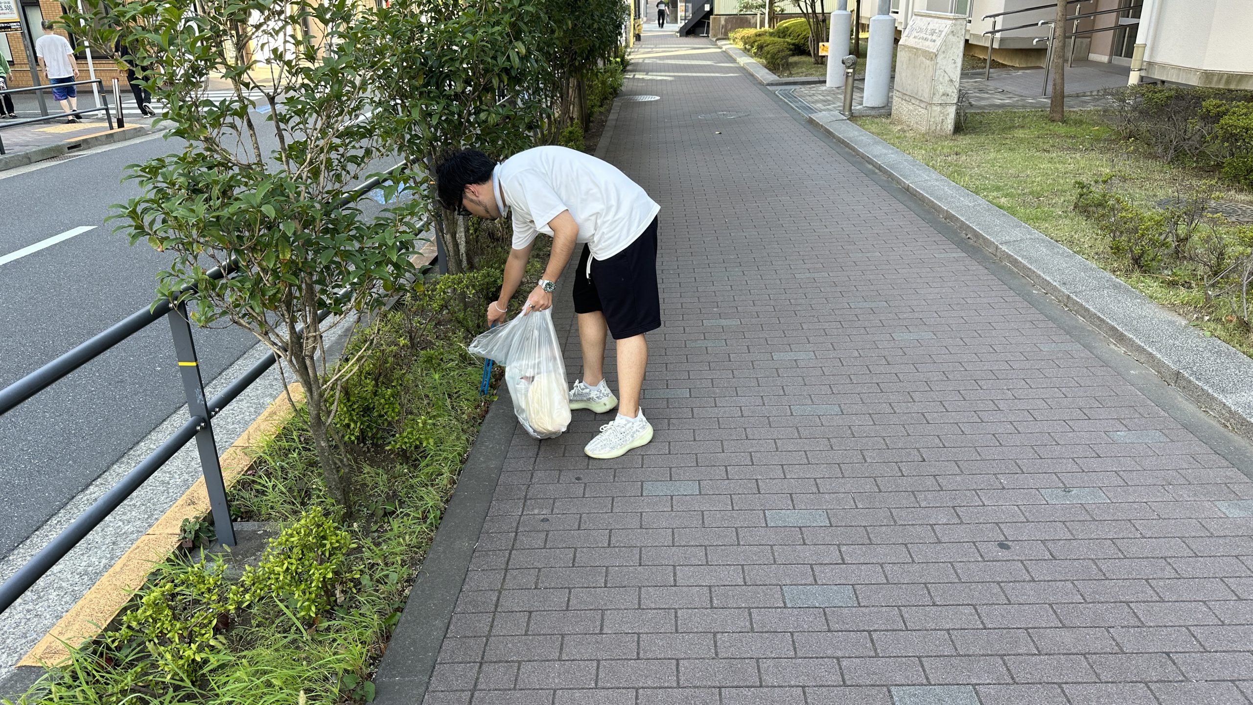 牡丹町商店街でのゴミ拾い
