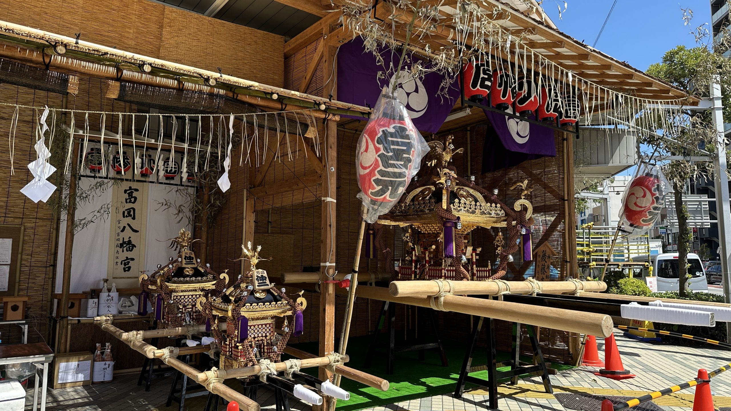 豊洲の交差点に構える「富岡八幡宮の宮元のお神輿」